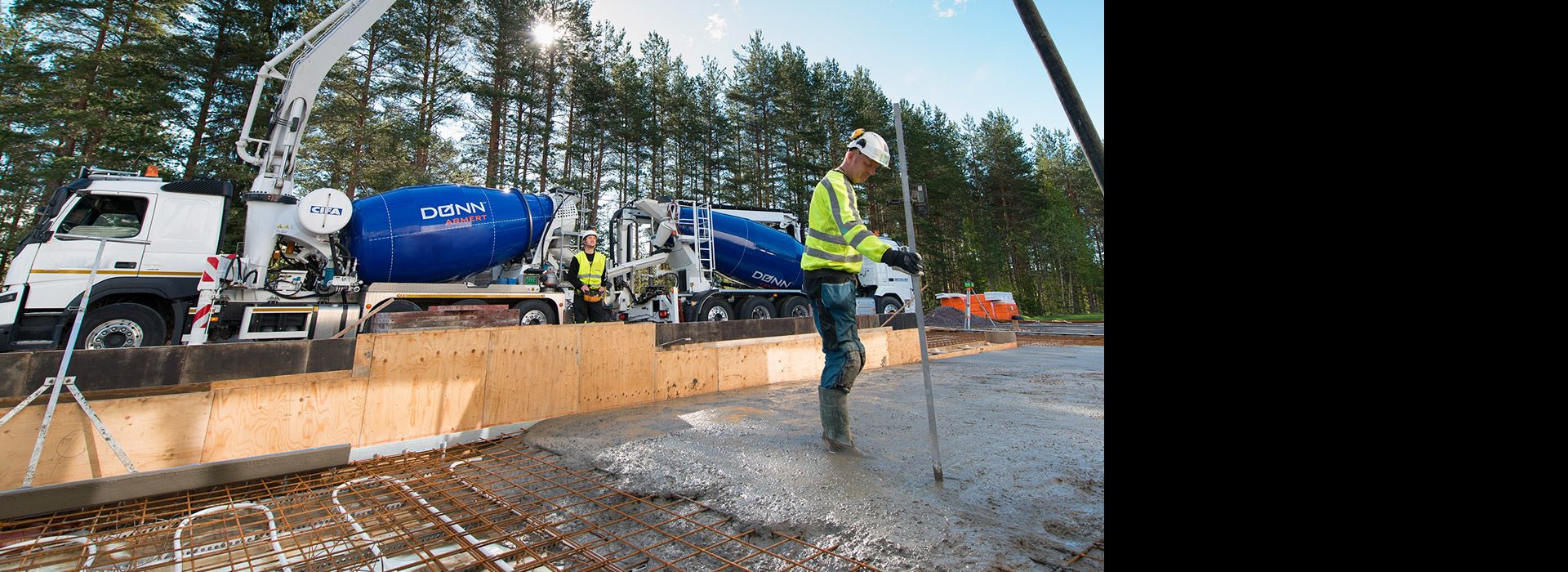 Støp av industrigulv hvor transportbånd sørger for enkel levering av betong